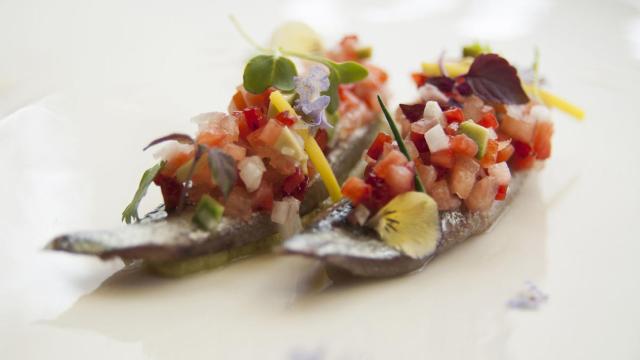 Una tapa de sardinas preparada con un toque de creatividad.