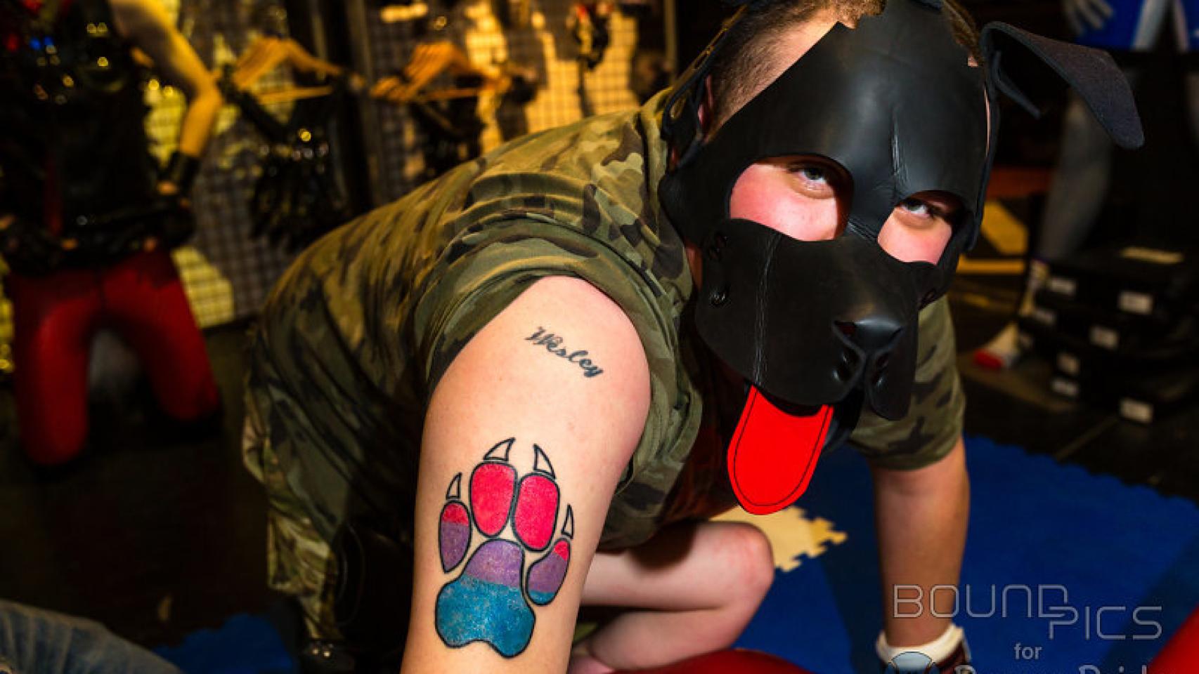 Una persona adopta el rol de perro. / Bound pics (Puppy pride)