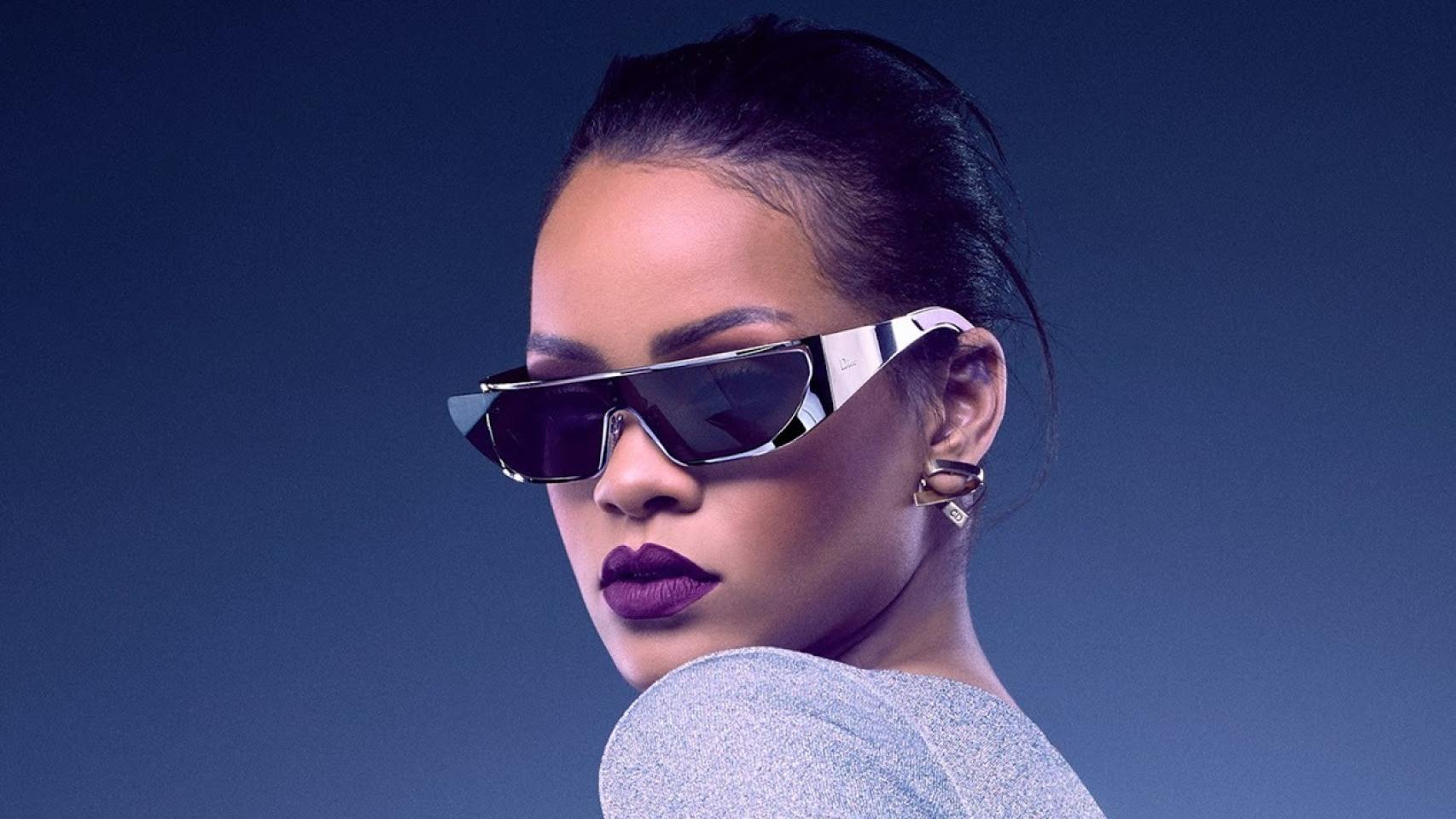 Rihanna colabora con Dior para crear unas gafas de sol.