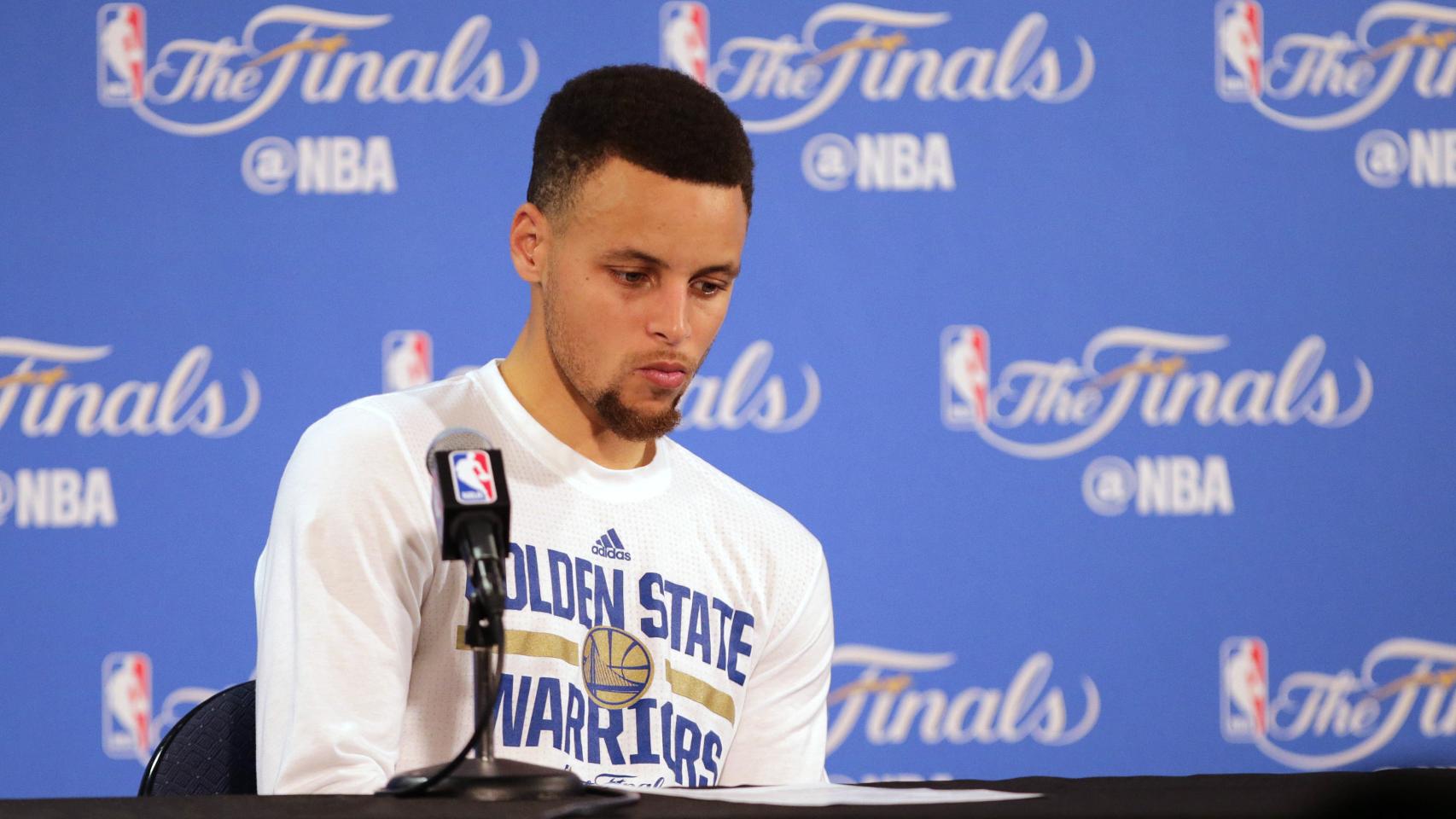 Curry comparece ante los medios tras la derrota ante los Cleveland de LeBron