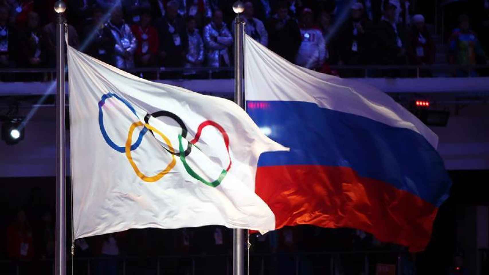 La bandera rusa al lado de la de los Juegos Olímpicos.
