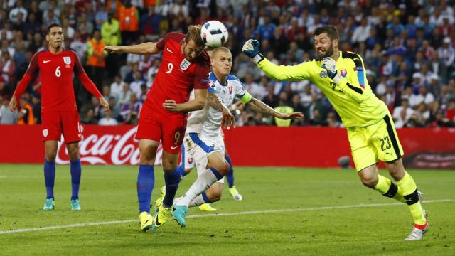 Kozacik saca una jugada de peligro de Inglaterra.