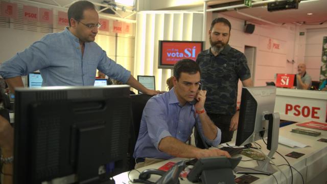 Pedro Sánchez haciendo una llamada este lunes.