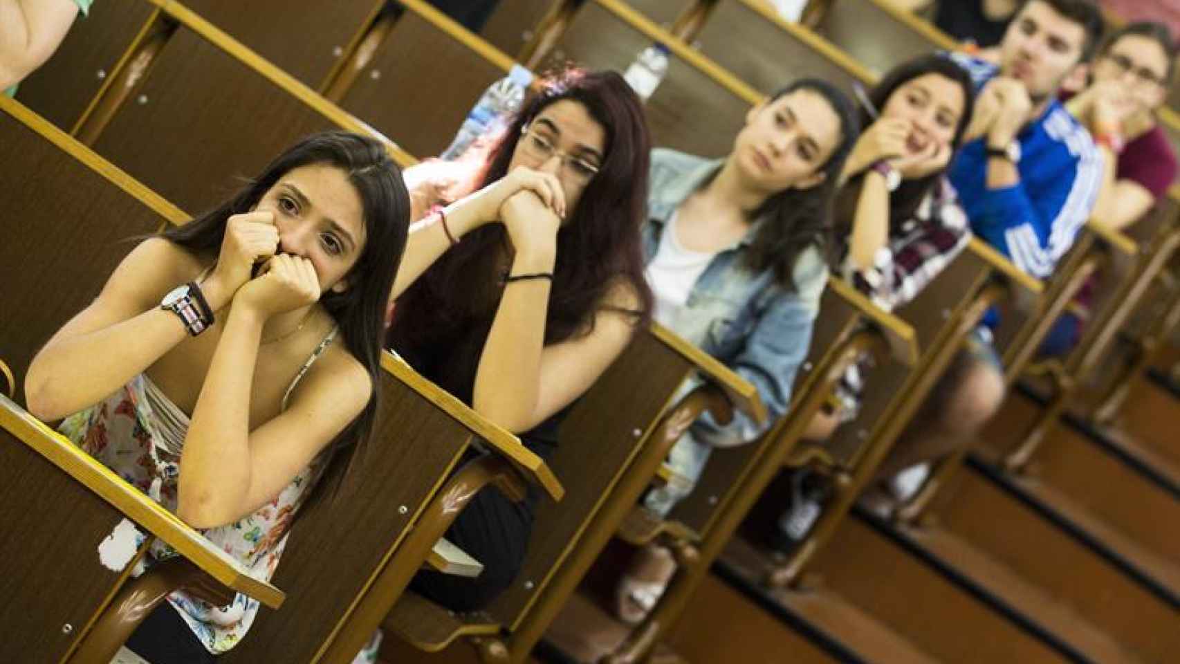 Alumnos en la Universidad de Barcelona antes de comenzar la Selectividad