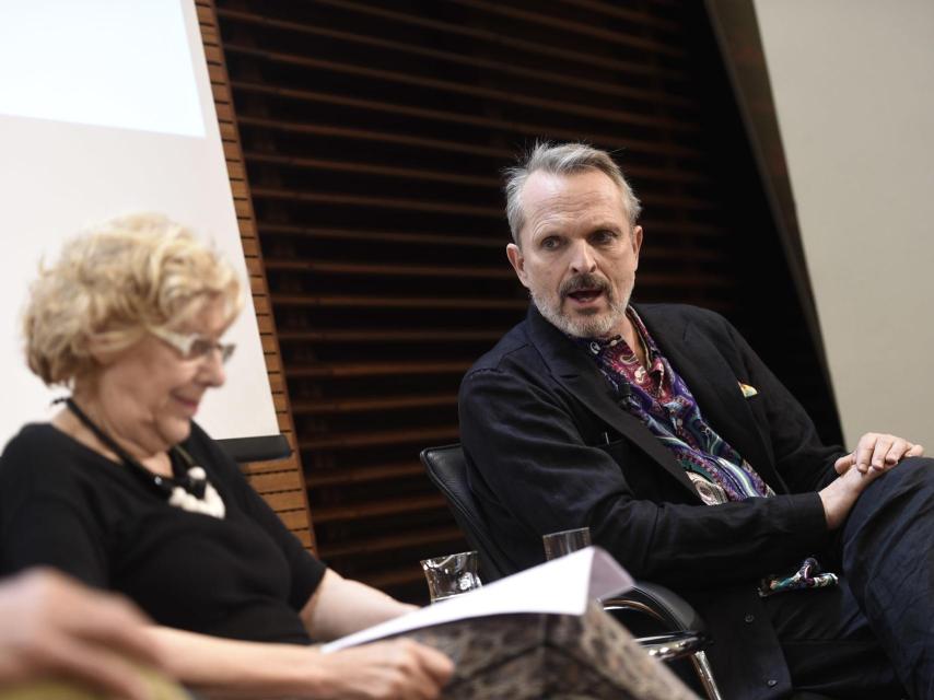 El cantante Miguel Bosé con la alcaldesa de Madrid Manuela Carmena