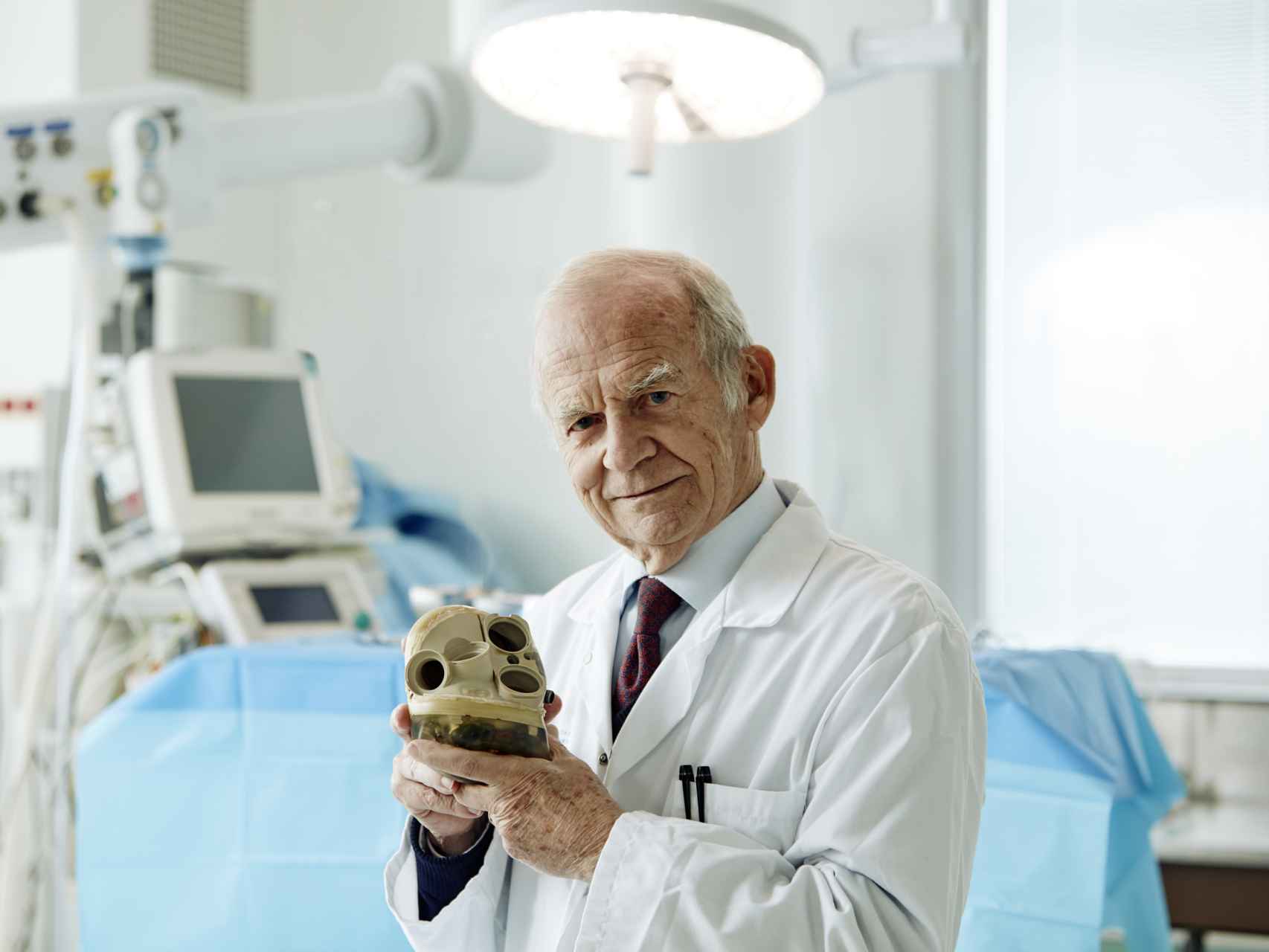 El cardiólogo francés Alain Carpentier, con su invento.