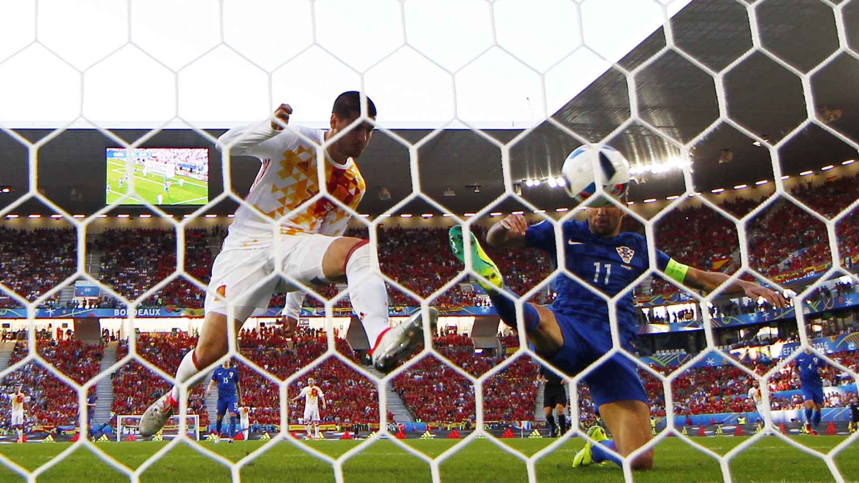 Morata remata el único gol de España en el encuentro.