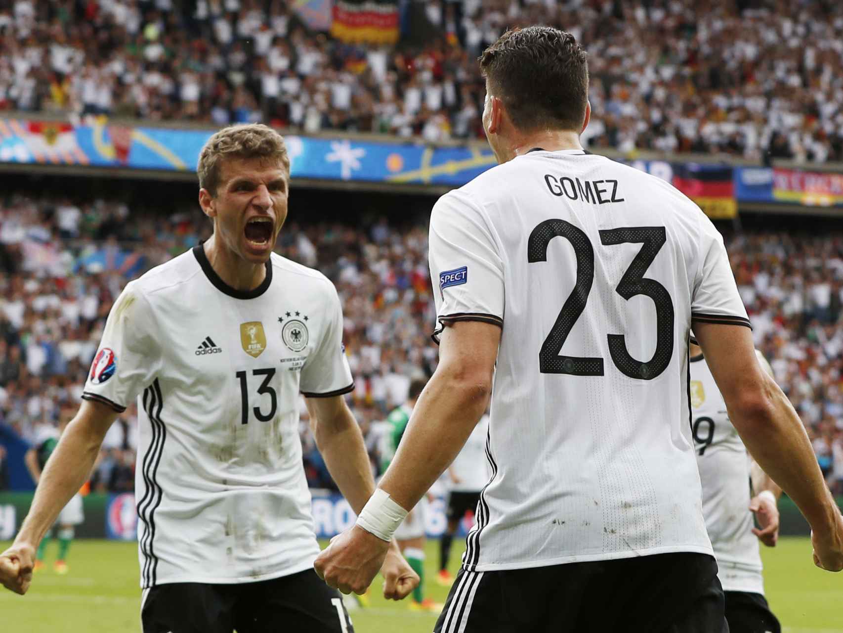 Mario Gómez celebra el gol junto a Thomas Müller.