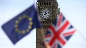 La bandera británica y de la Unión Europea ante el Big Ben