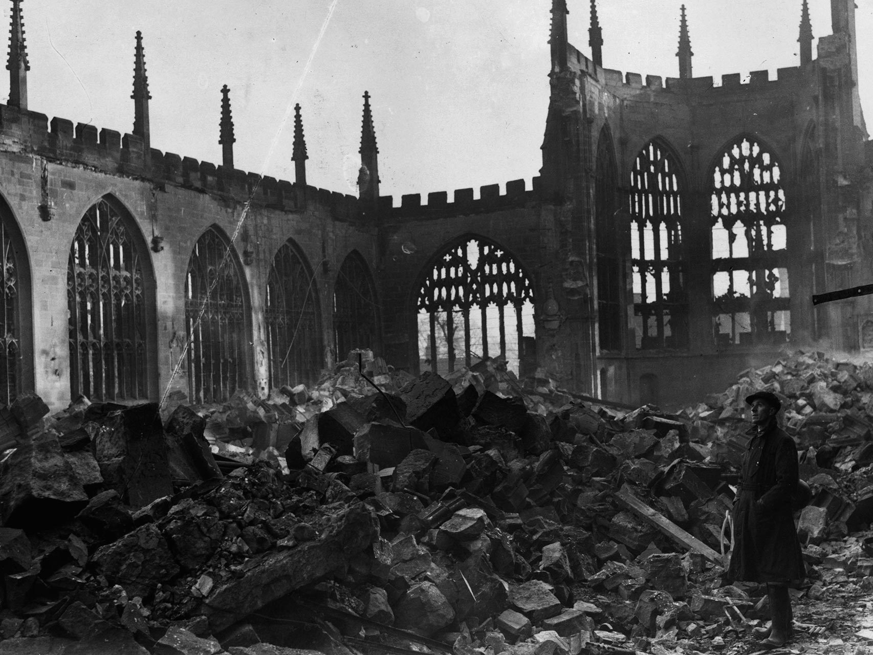 Las ruinas de la catedral de Coventry en una foto tomada el 16 de noviembre de 1940.