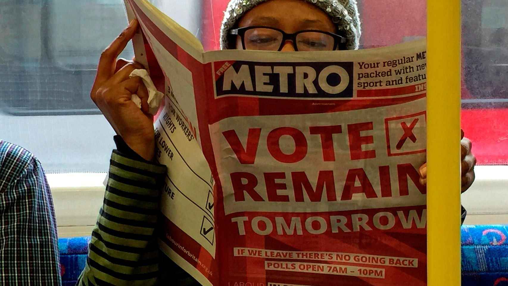 Una pasajera del metro de Londres leyendo el periódico 'Metro' este miércoles.