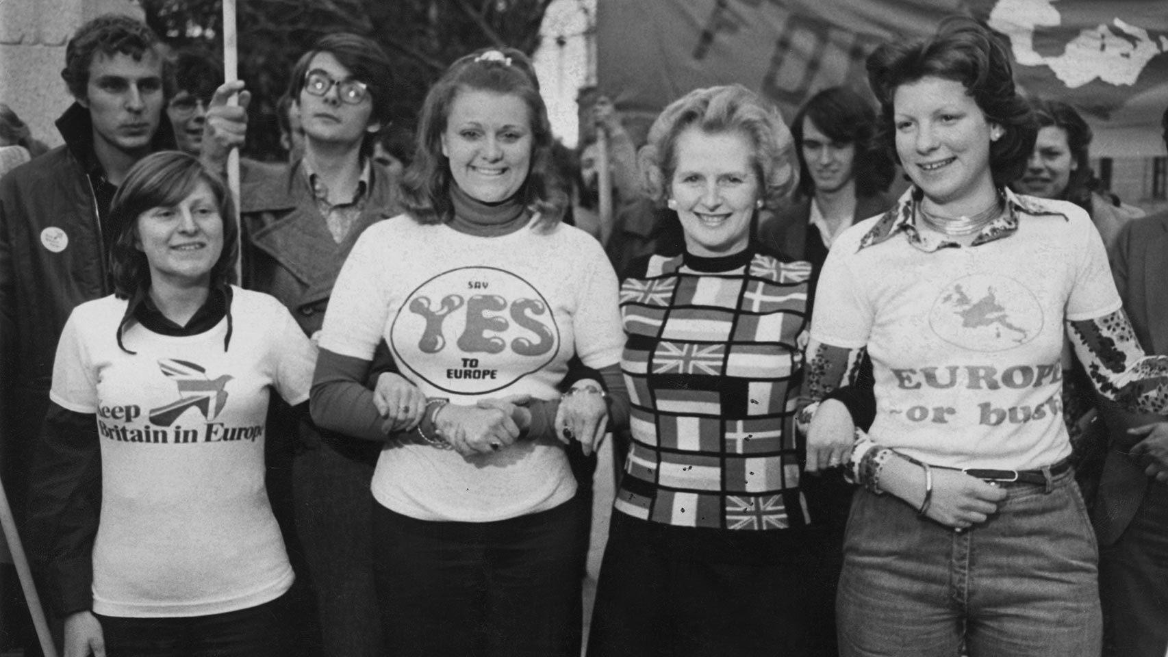 Margaret Thatcher haciendo campaña a favor del sí a la Comunidad Económica Europea en Londres el día antes del referéndum de 1975.