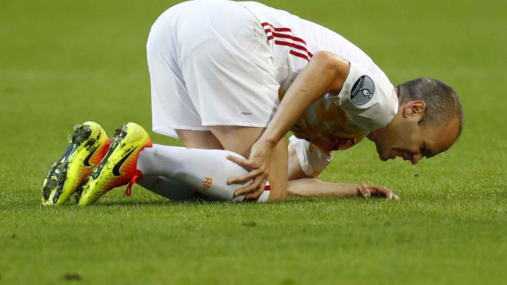 Andrés Iniesta, en el suelo tras una dura entrada en el encuentro contra Croacia.