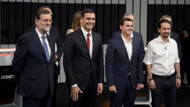 Los cuatro candidatos justo antes de empezar el debate electoral.