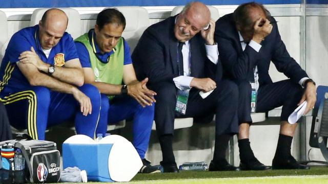 Del Bosque y Toni Grande se lamentan en el banquillo.