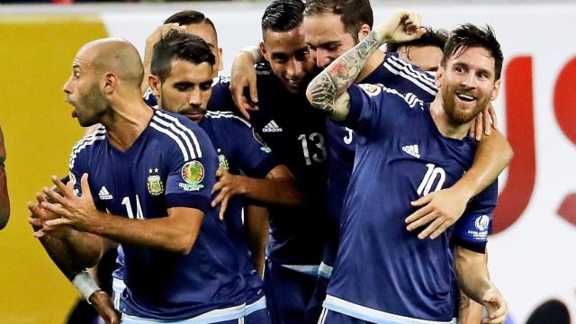 Messi celebra uno de los goles a Estados unidos.