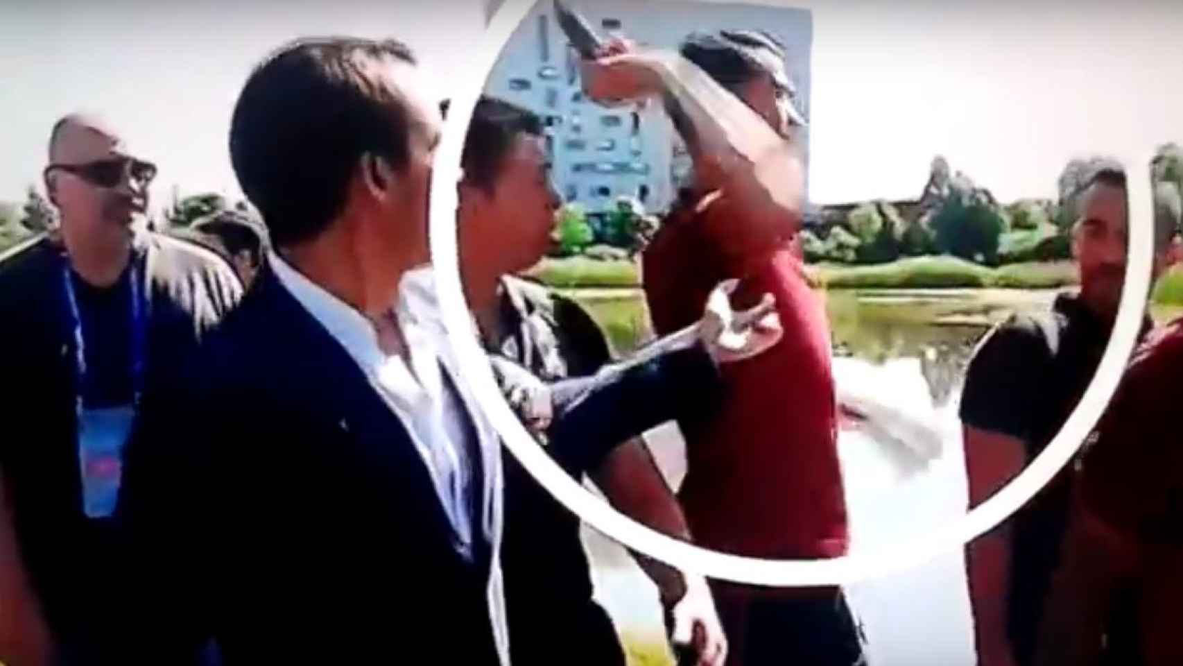 Ronaldo lanza el micrófono al agua.
