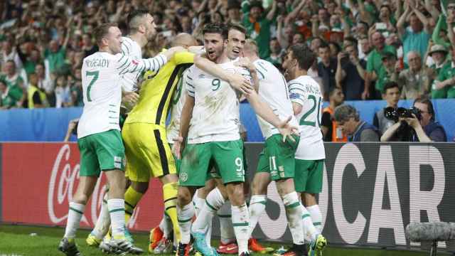Los jugadores de Irlanda celebran su pase a octavos.