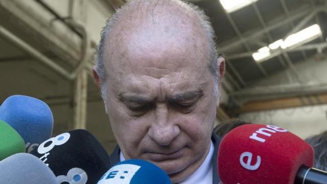 Jorge Fernández Díaz atiende a los medios en Viladecans.