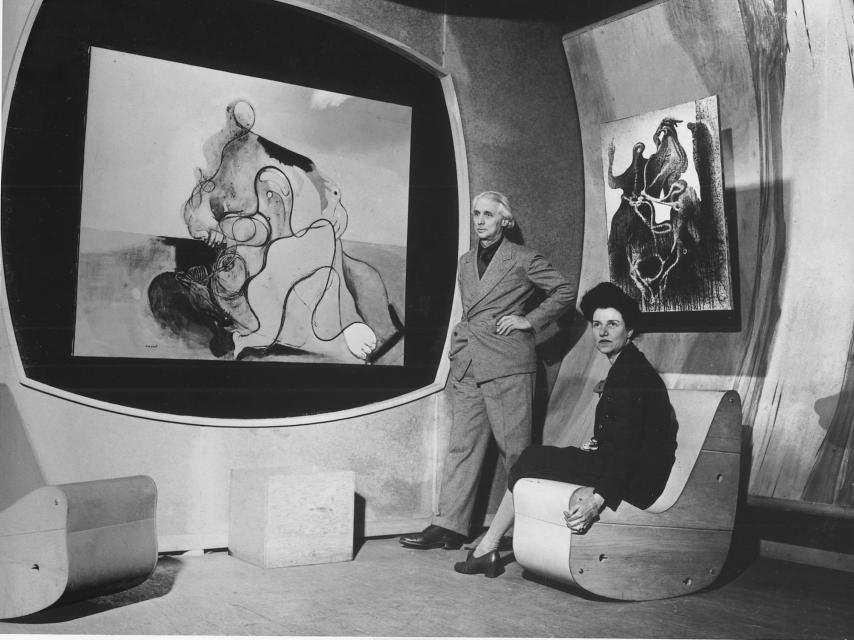 Peggy Guggenheim y Max Ernst, en 1943, en la Galería 'The Art of This Century'.