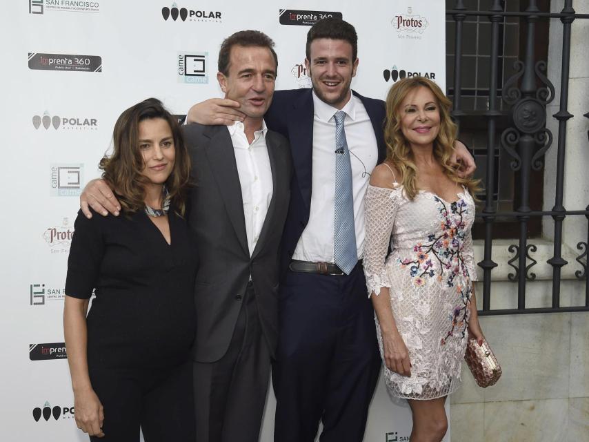 La actriz Ana García Obregón, María Palacios , Alejandro Lequio y Álex Lequio Obregón durante un acto de la fundación Came Came  en Madrid