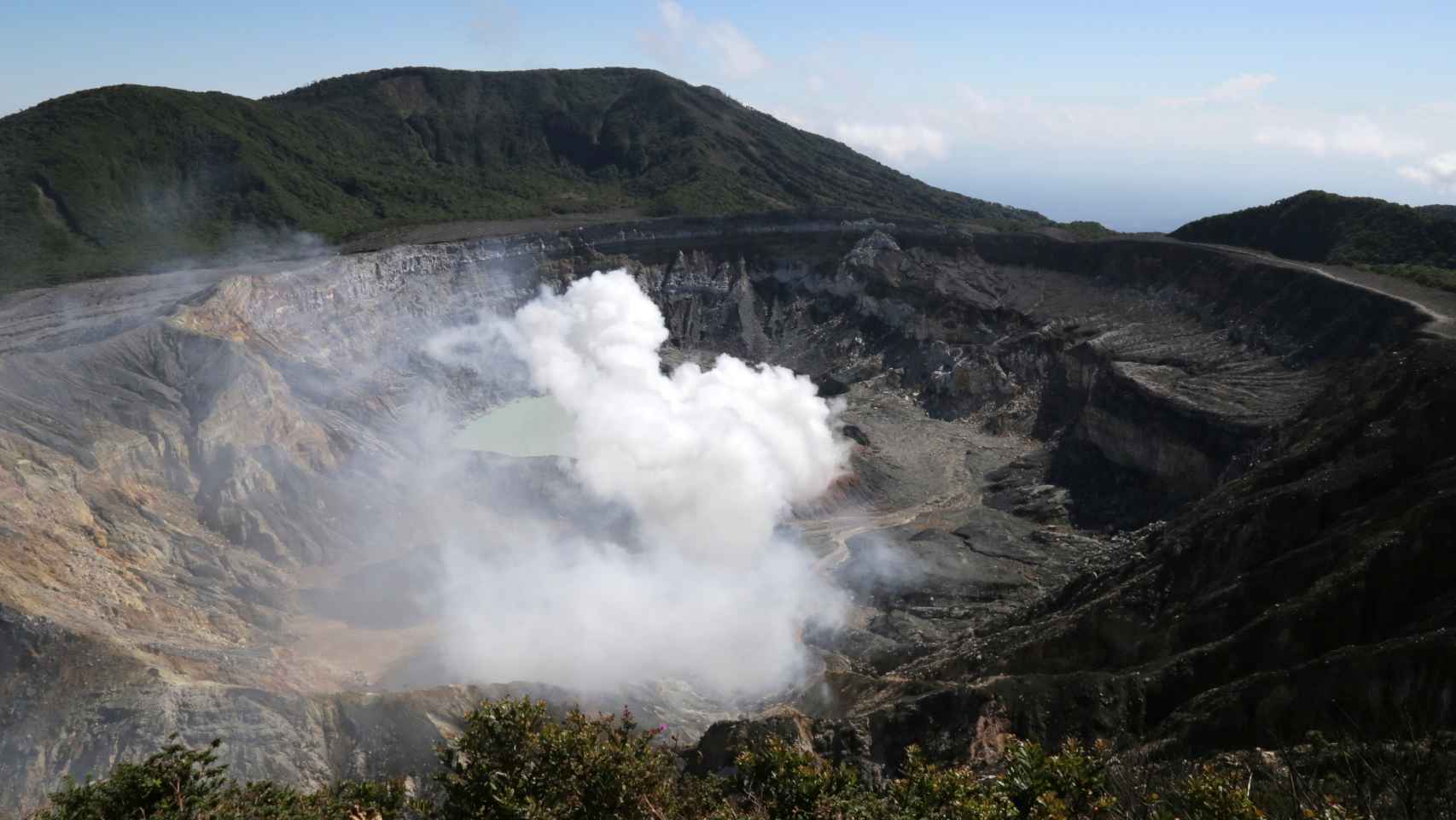 Fumarolas en el cráter del volcán Arenal.