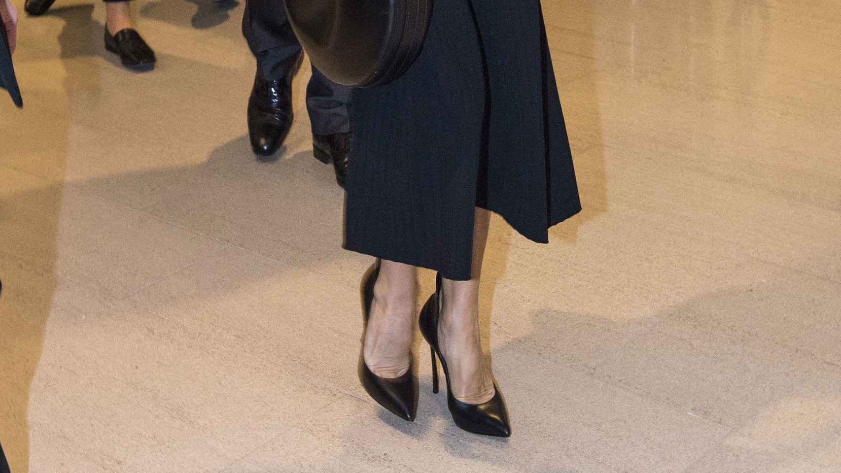 La mujer de David Beckham con tacones negros