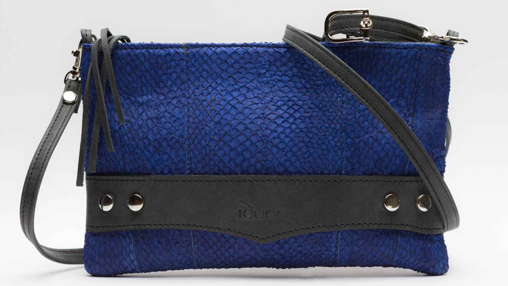 Bolso de piel de perca con tinte de color azul Klein.