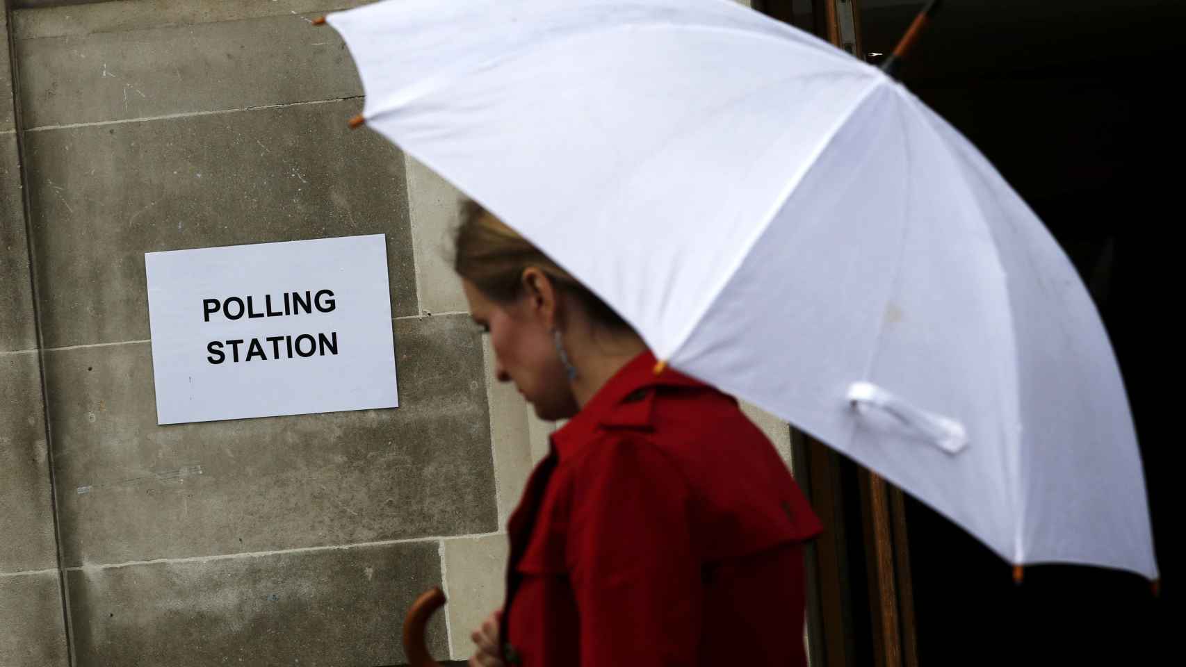 Una mujer junto a un colegio electoral en Londres.