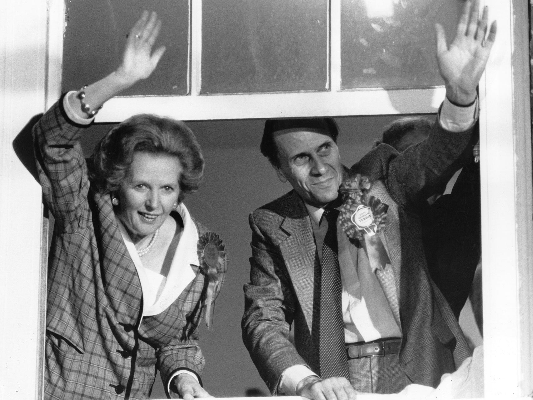Margaret Thatcher y su colaborador Norman Tebbit celebrando la victoria de 1987 en la sede del partido conservador. El edificio es ahora la sede de la UE.