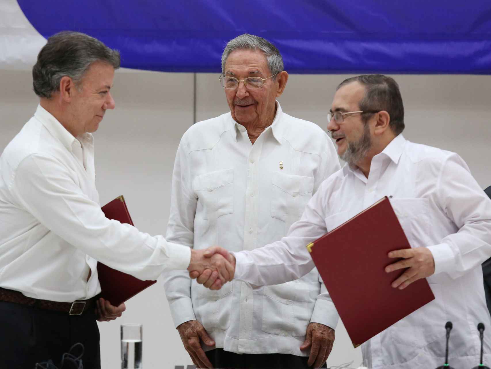 El presidente Santos y el lider de las FARC, Rodrigo Londono.