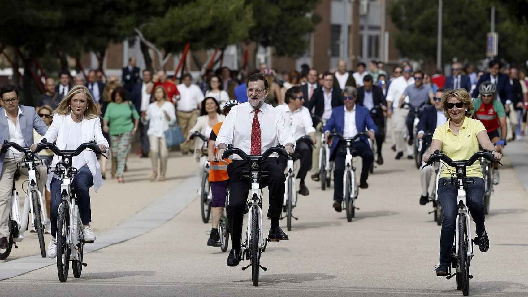 Mariano Rajoy en un paseo en bicicleta.