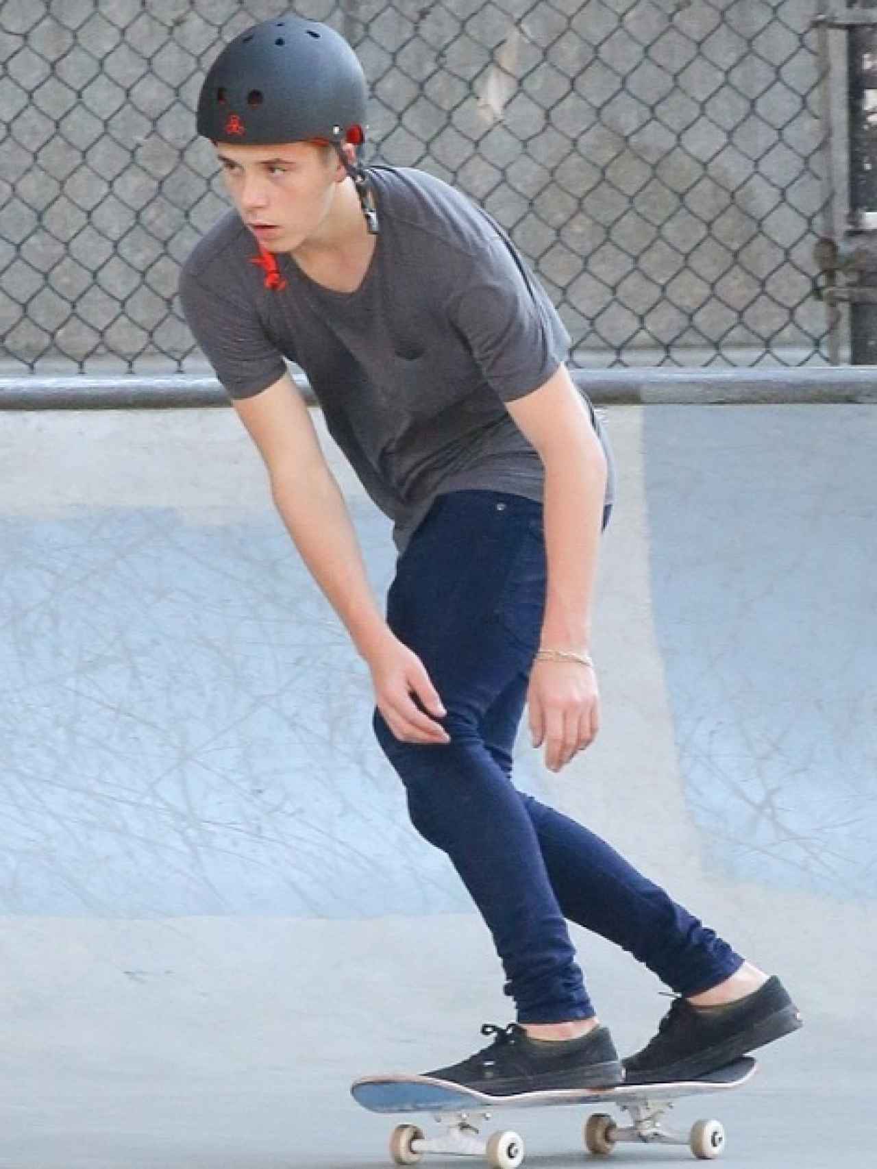 Brooklyn Beckham practicando skate en Nueva York