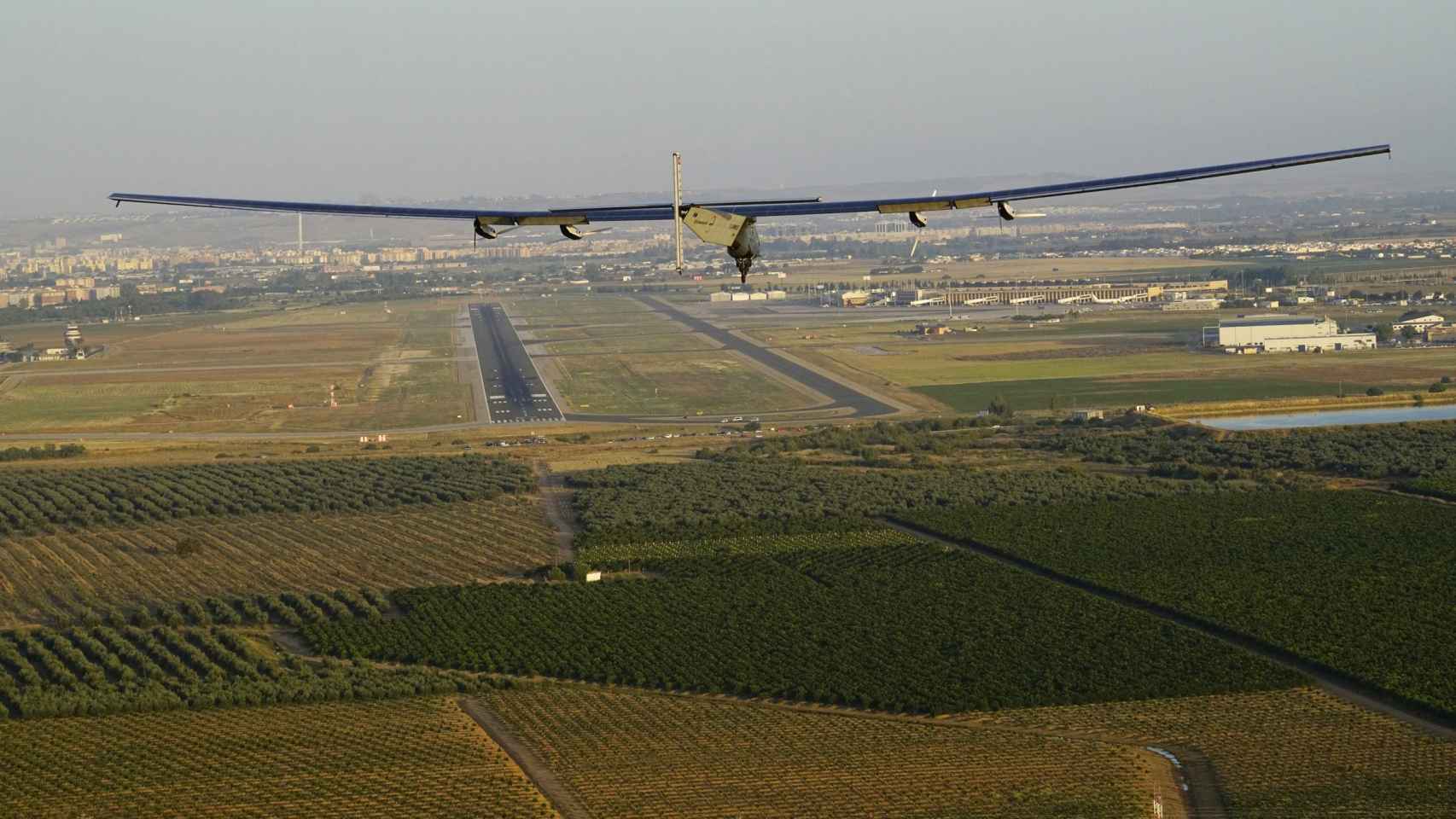 El Solar Impulse II enfila el aeropuerto de San Pablo en Sevilla.