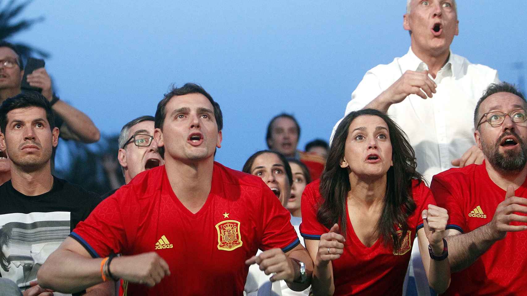 Albert Rivera, Inés Arrimadas y Juan Carlos Girauta ven un partido de España.