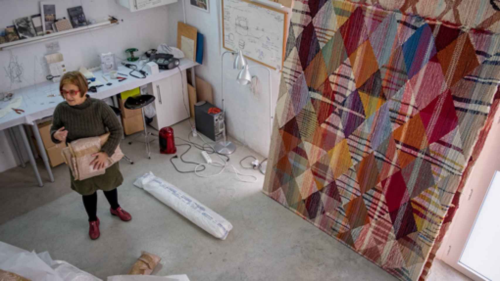 Teresa Lanceta en su estudio junto a sus tapices. Foto: Carol Diego
