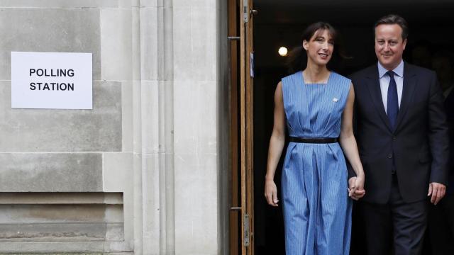 Cameron ha acudido a votar en el centro de Londres junto a su esposa Samantha.