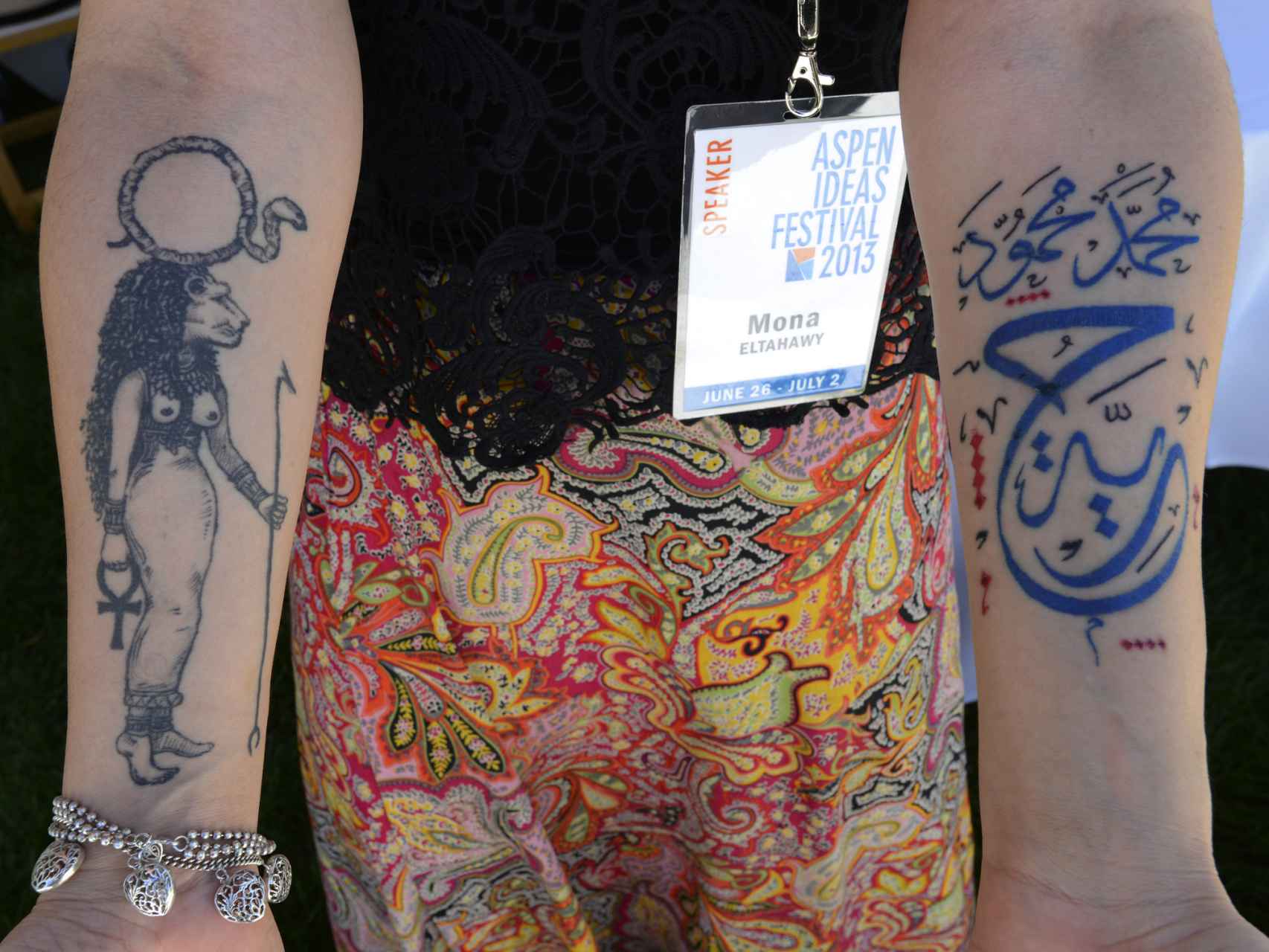 Eltahawy con sus dos tatuajes:  a la izquierda de la imagen; Sekhmet, diosa egipcia de la venganza y el sexo. A la derecha: otro tatuaje con la palabra libertad y el nombre de la calle Mohammed Mahmoud.