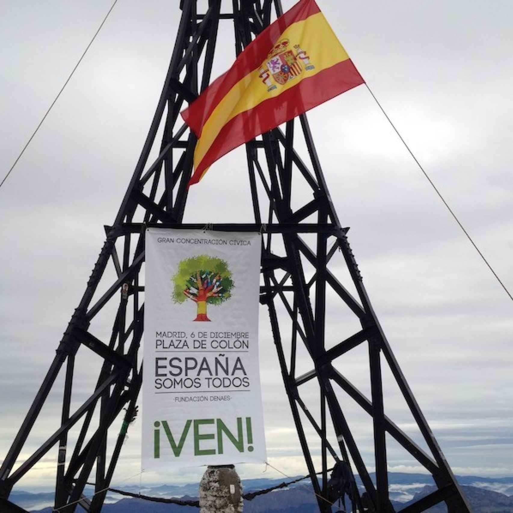 Bandera de España desplegada en 2012 en la cima del monte Gorbe.