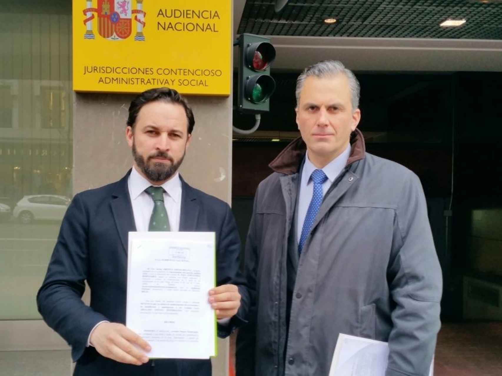 Santiago Abascal junto a Javier Ortega en la Audiencia Nacional en abril cuando VOX denunció a Otegi por enaltecimiento del terrorismo