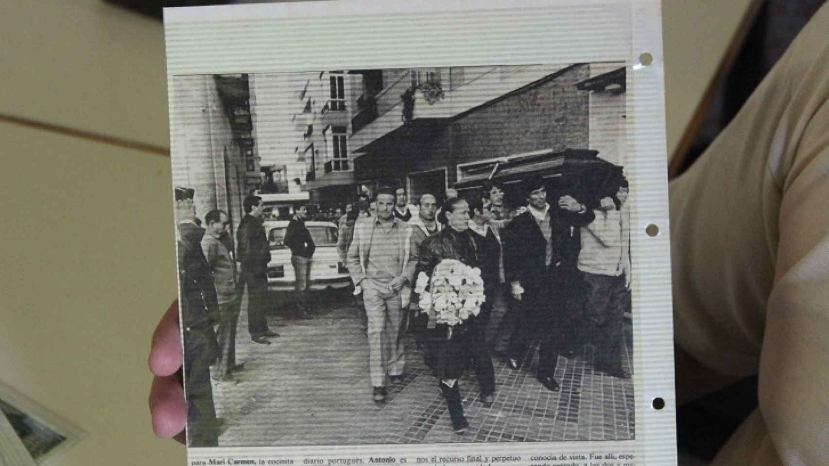 María la Portuguesa, liderando el cortejo fúnebre, con una corona de flores.