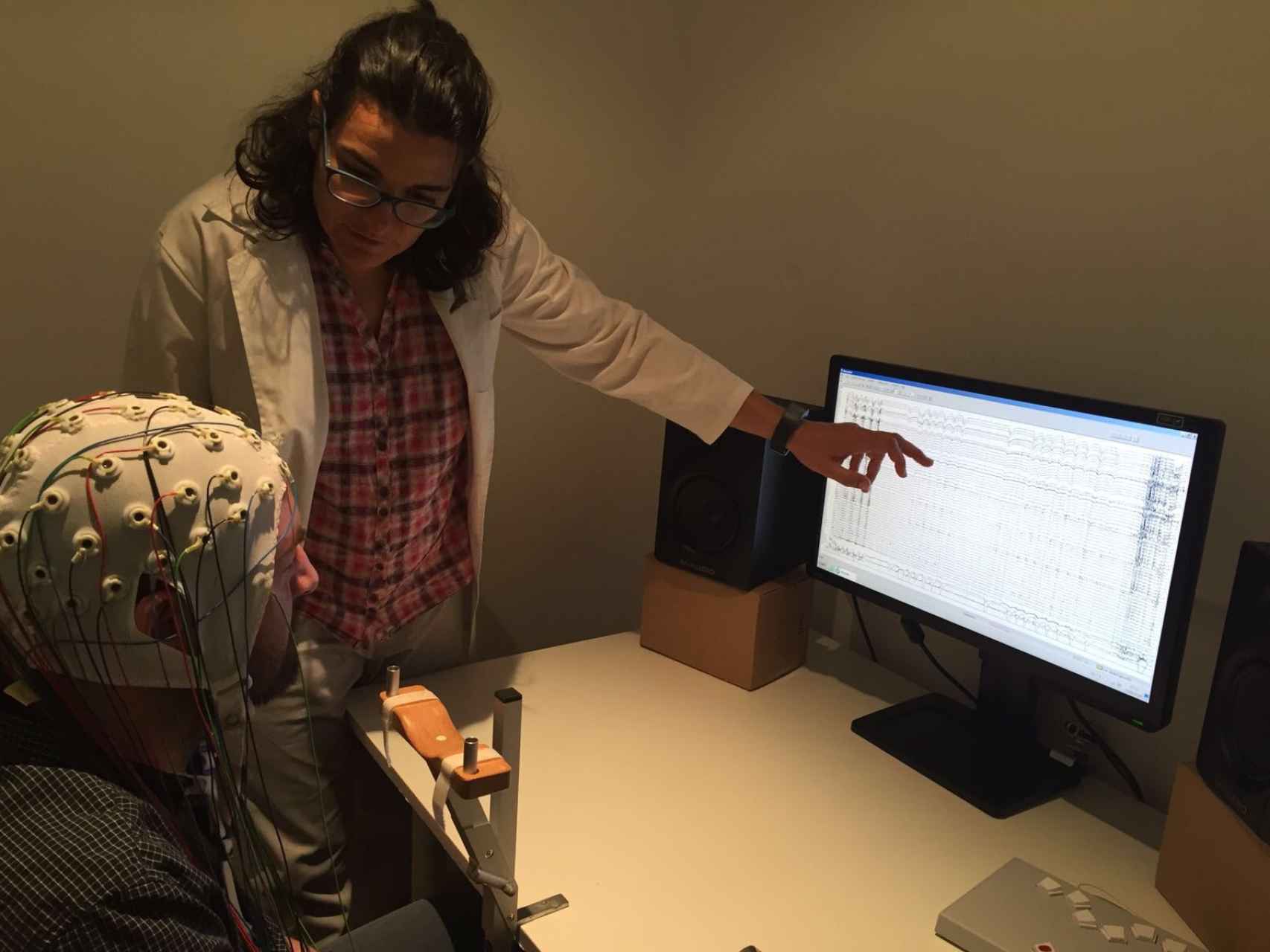La doctora Laura Jiménez explica el funcionamiento del EEG.