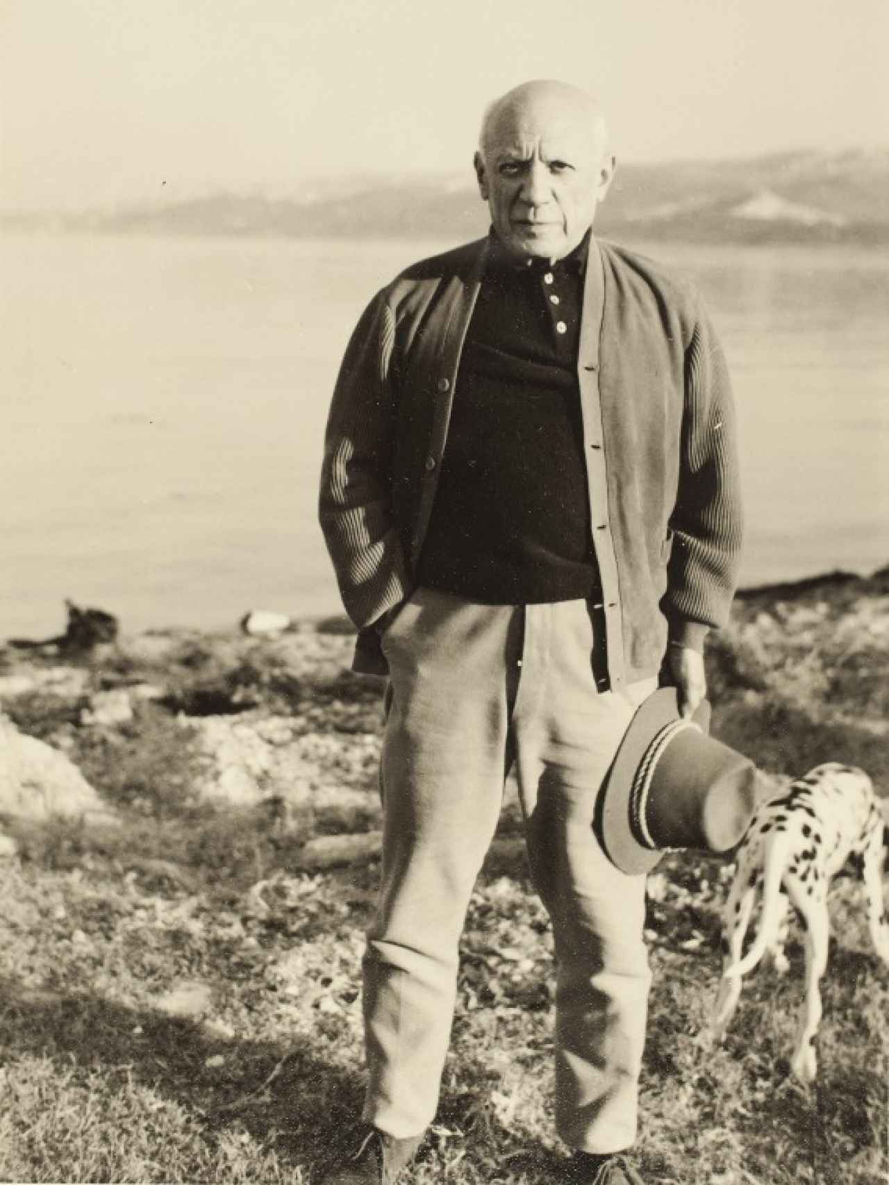 Picasso con perro, en 1955.