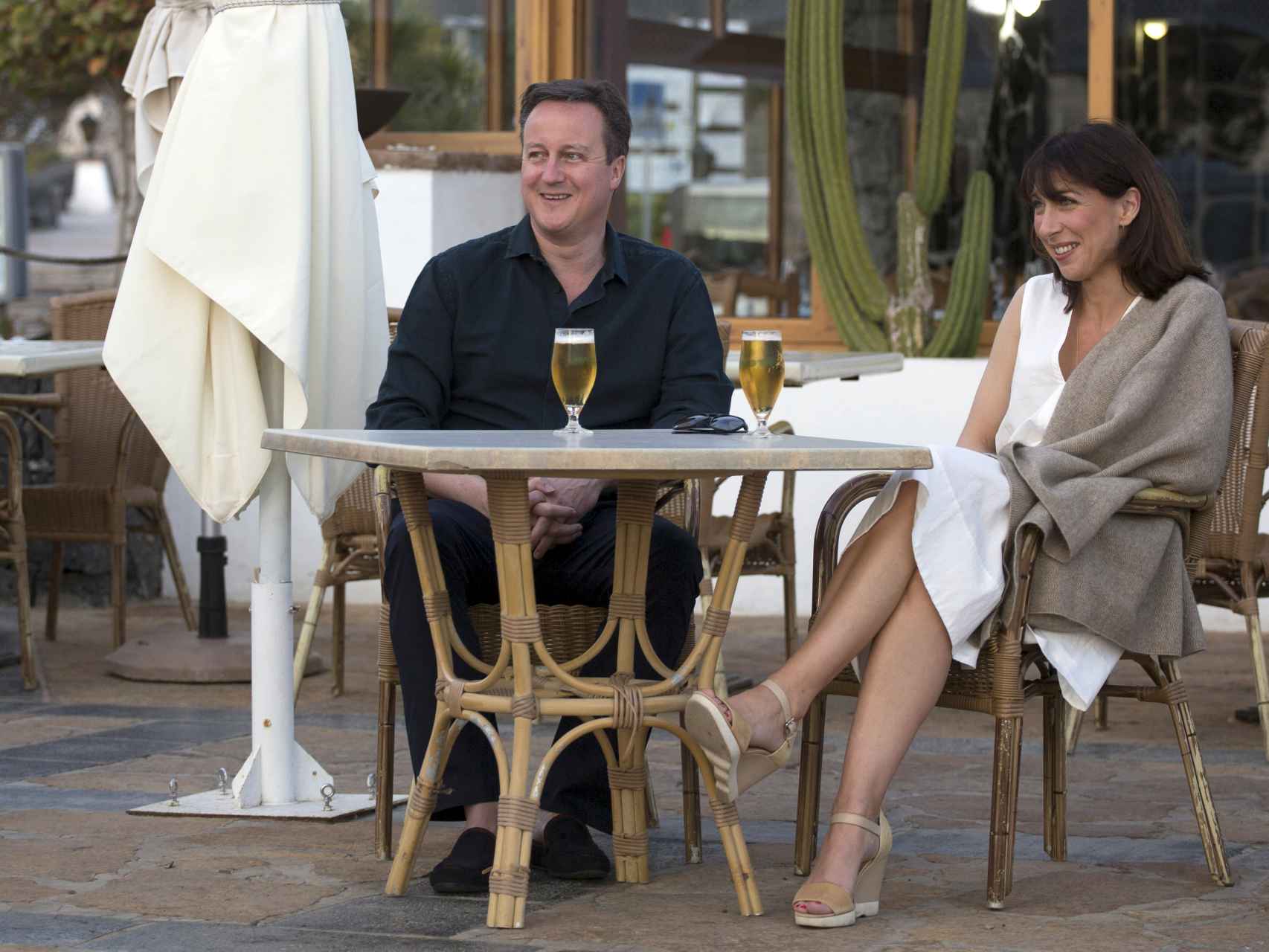 David Cameron y su mujer Samantha disfrutando en una terraza de Lanzarote
