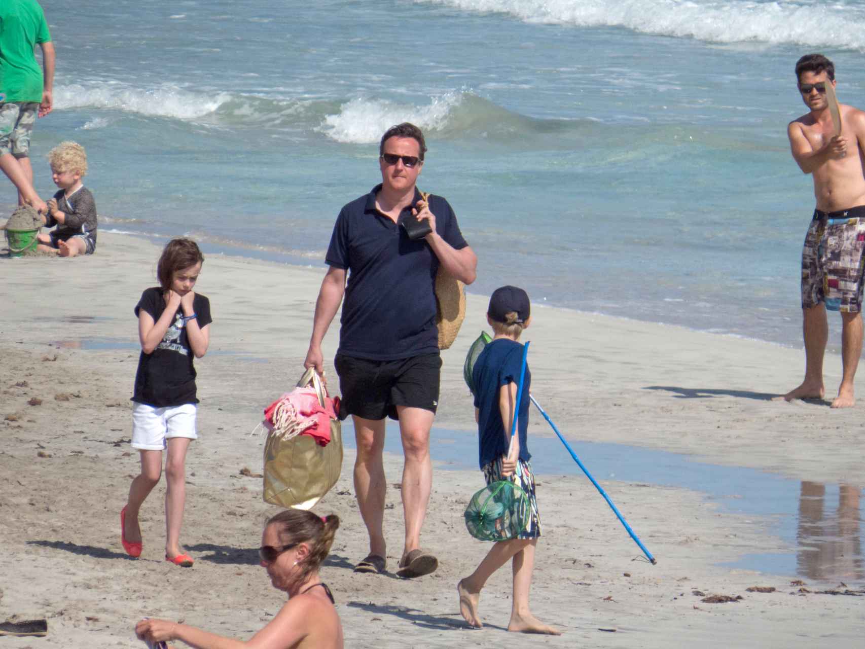 David Cameron con sus hijos en las playas de Ibiza