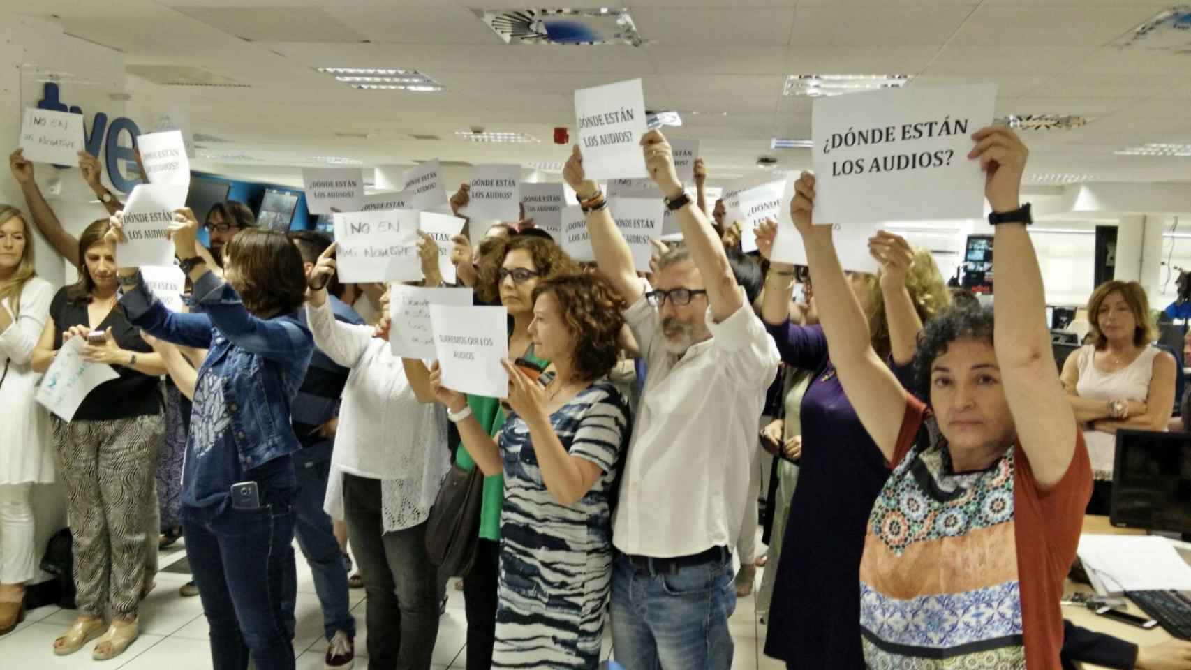 RTVE, un polvorín: La 2 emite los audios censurados y protestas en redacción