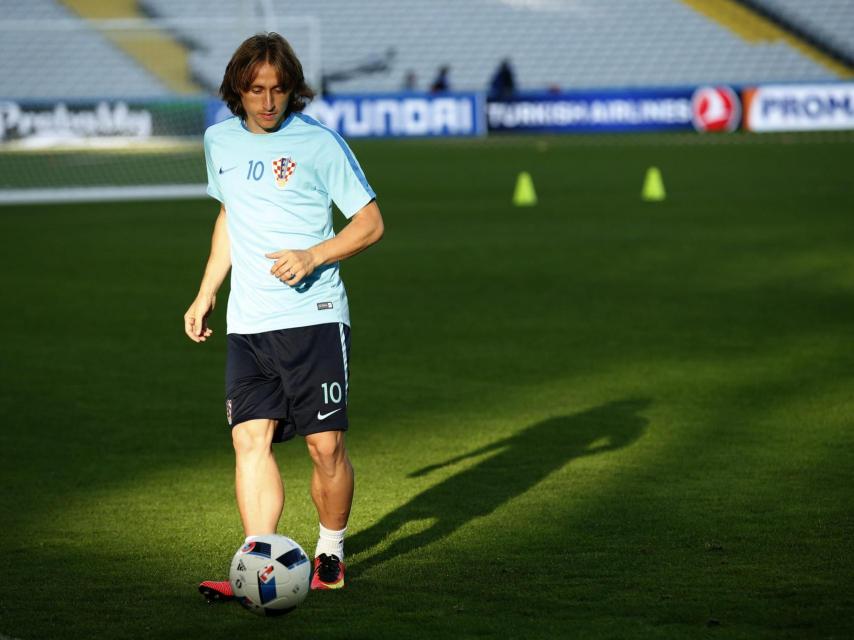 Luka Modric entrena este viernes.