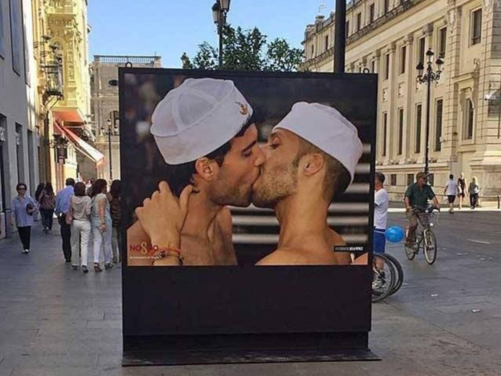 El Orgullo Gay en Sevilla: polémica por unos besos, el arco iris y La  Macarena