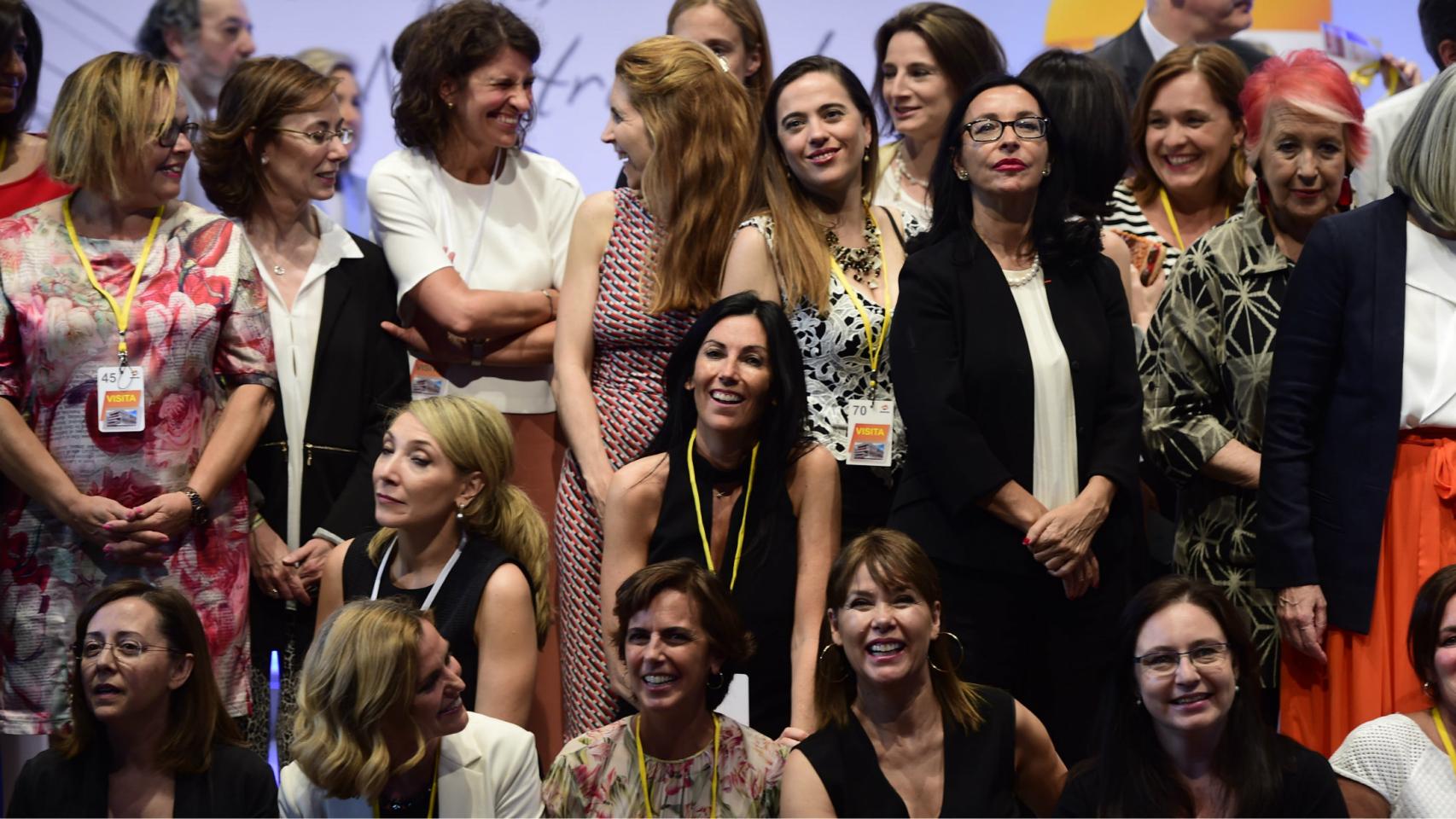 En el centro de la imagen, la consejera delegada de EL ESPAÑOL, Eva Fernández.