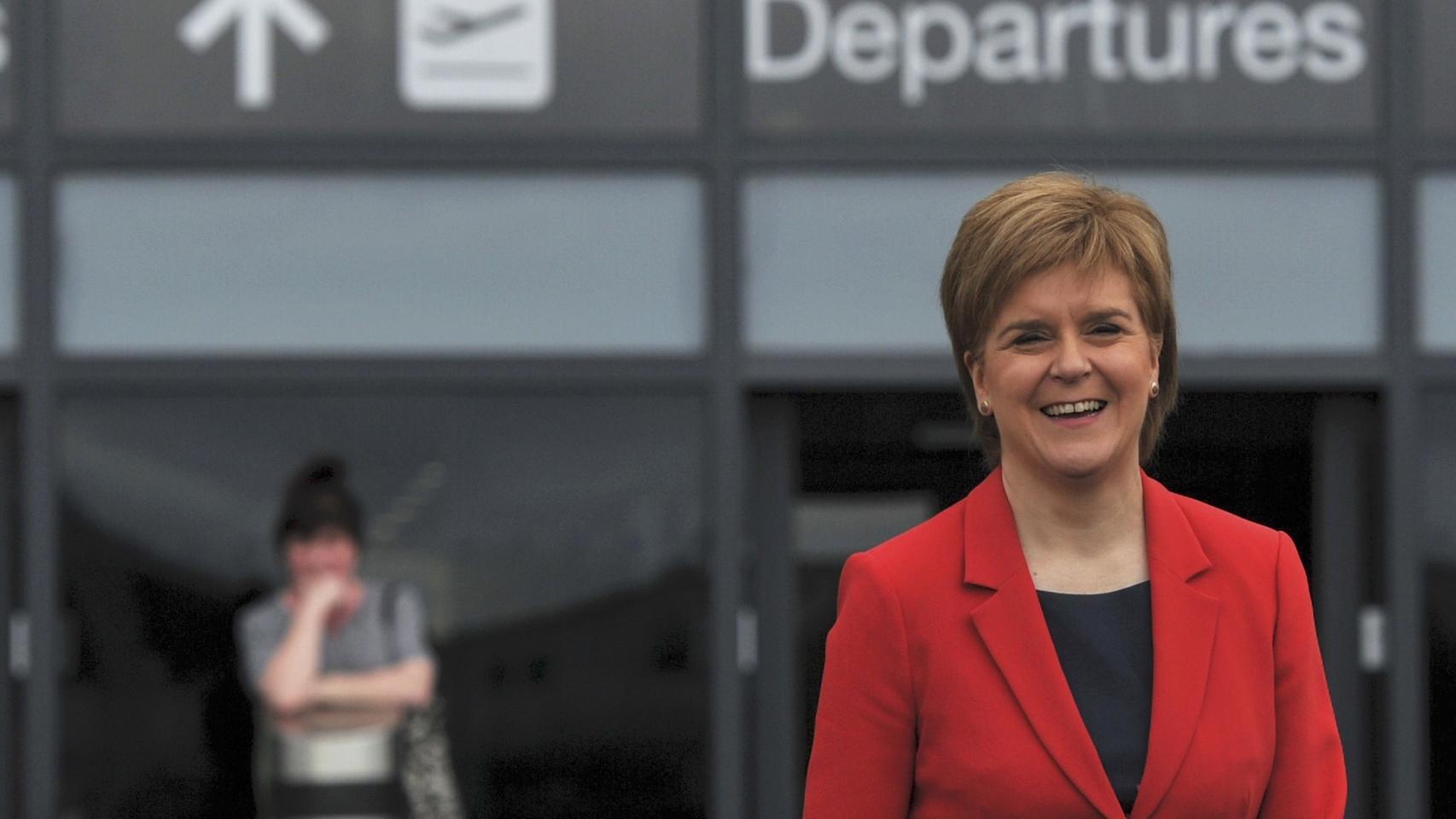 La primera ministro de Escocia, Nicola Sturgeon, en el aeropuerto de Edimburgo.